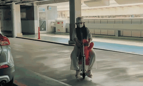 Bị nhắc nhở vì hành động không tốt cho thai nhi ở sân bay, Bà Nhân Vlog nói gì?