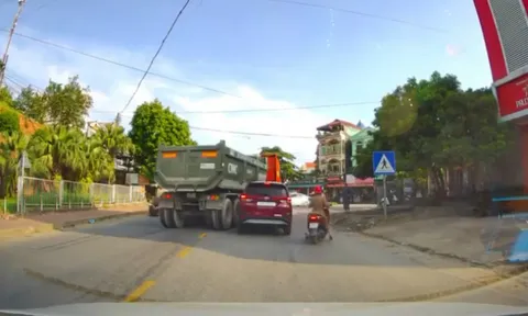 Clip: Xe tải lấn làn, vượt ẩu rẽ phải va chạm ô tô