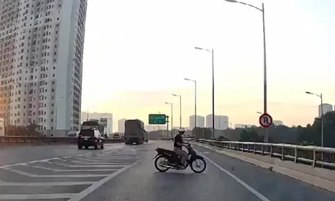 Clip: Ô tô suýt "gặp họa" vì xe máy ngang nhiên lên đường vành đai