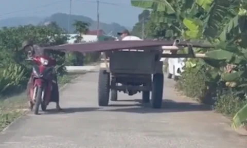 Clip: Hãi hùng xe máy tránh xe công nông chở tôn đi qua
