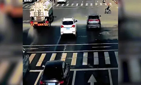 Clip: Hình ảnh đẹp của tài xế ô tô chắn nước cho người ngồi xe lăn