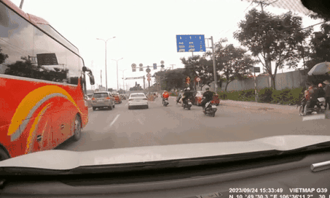 Đang đi bỗng ngã lăn ra đường, người đàn ông giật mình khi biết nguyên nhân