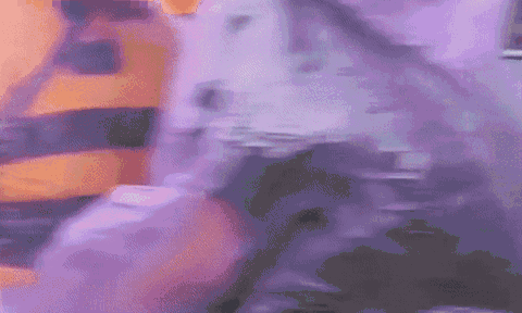 Góc đáng yêu: Mải che mưa cho vợ, cụ ông quên béng đứa cháu trai bồng trên tay