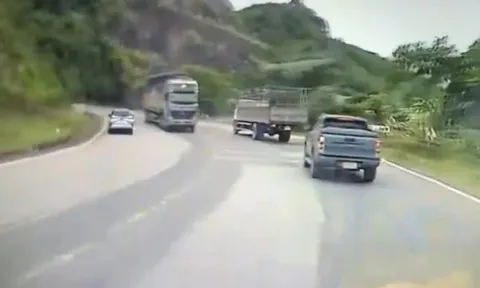 Clip: Ngán ngẩm ô tô vượt ẩu đi sang làn đường đối diện suýt đối đầu xe tải