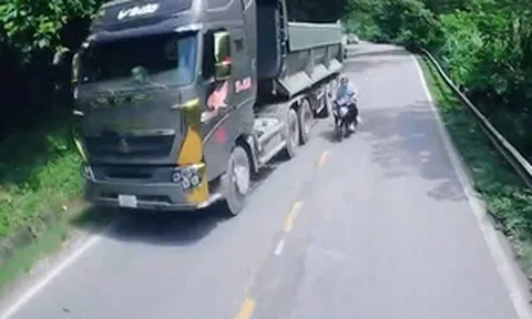 Clip: Thót tim xe máy vượt ẩu, suýt bị kẹp giữa hai xe tải