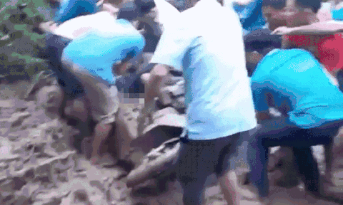 Nín thở xem người dân giải cứu 2 cô giáo bị đất đá vùi lấp và cái kết