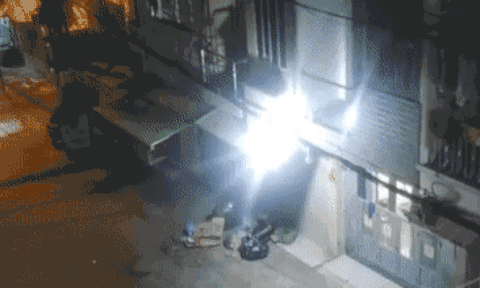 Đêm tối, nghẹn lòng cảnh người đàn ông vừa lọc ve chai vừa lặng lẽ rơi nước mắt