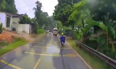 Clip: Thót tim ô tô mất lái trời mưa gió, va chạm xe máy ở đường