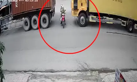 Clip: Chen giữa hai ô tô để sang đường, xe máy bị đâm ngã & mắc kẹt