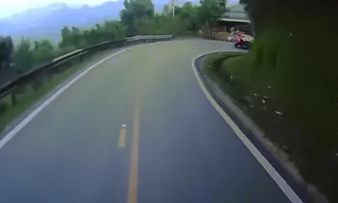 Clip: Ô tô mất lái suýt lao xuống vực ở khúc cua đường đèo