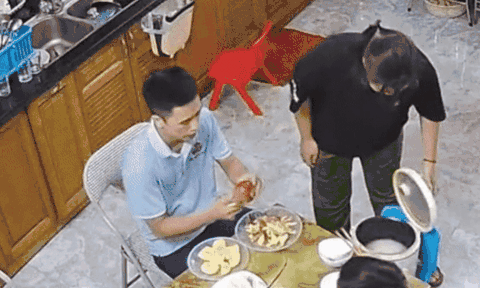 Mẹ nấu cơm quên bật nút và cách ứng xử dễ thương của 2 bố con