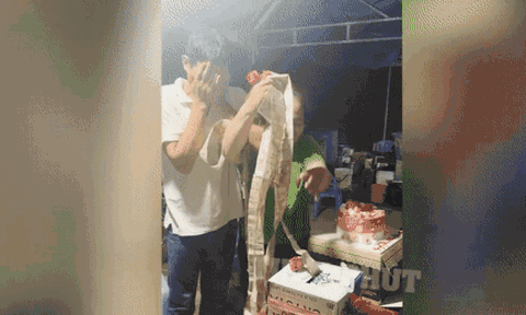 Khoảnh khắc đáng trân trọng của người chồng trong lúc tổ chức sinh nhật cho vợ