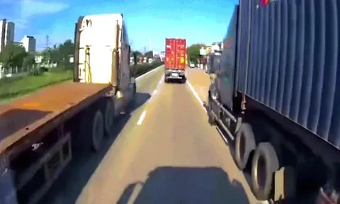 Clip: Hãi hùng xe container vượt ẩu va chạm đầu xe khác