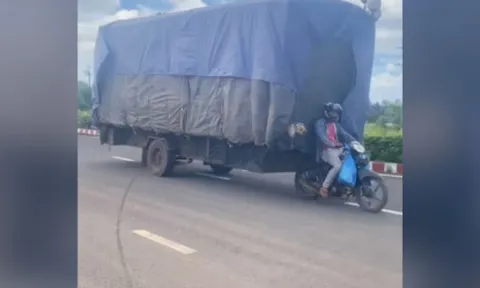 Clip: Siêu phẩm xe máy "biến hoá" chở hàng như ô tô