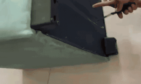 Tiếng động lạ phát ra từ sofa mới mua, kiểm tra liền hí hửng với thứ bên trong