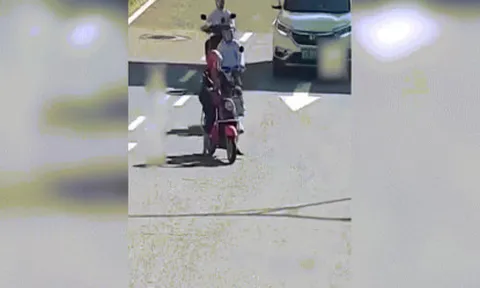 Clip: Người phụ nữ đi xe sang đường như "cảm tử", ô tô hất lên nắp capo