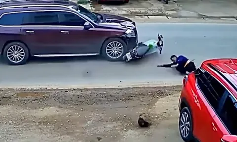 Clip: Xe máy đối đầu ô tô, tài xế bị hất văng lên trời