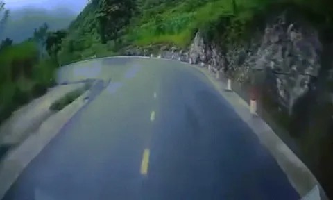 Clip: Khoảnh khắc ô tô thoát nạn trong tích tắc khi suýt lao xuống vực