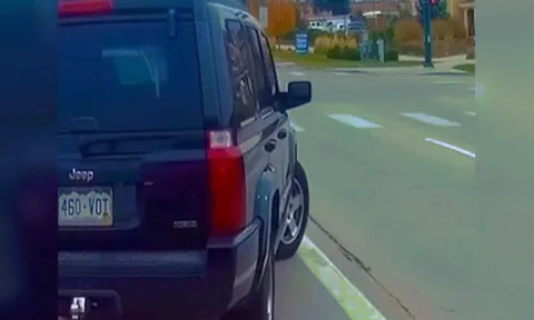 Clip: Pha chuyển làn tai hại khiến xe sau lật ngửa