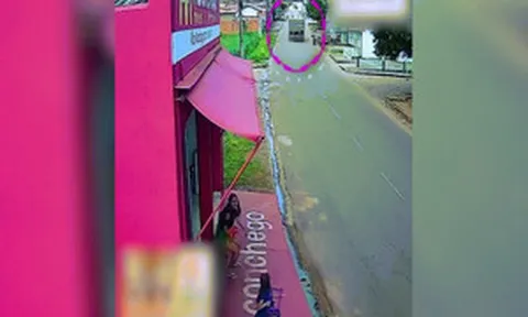 Clip: Kinh hoàng thùng xe trôi tự do đâm xuyên thủng nhà dân