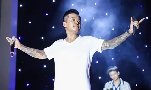 Hàng trăm người vây kín sân nhà Tuấn Hưng trong đêm tối: Chuyện gì đây?