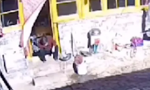 Mẹ mất đột ngột, camera ghi lại phút cuối đời khiến con cái khóc cạn nước mắt