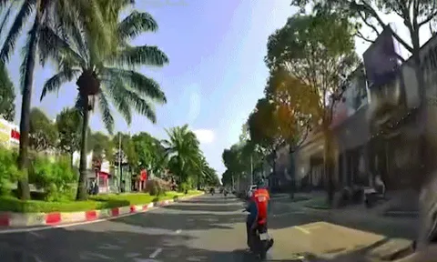 Clip: Bị ô tô đâm phía sau, xe máy loạng choạng trên đường