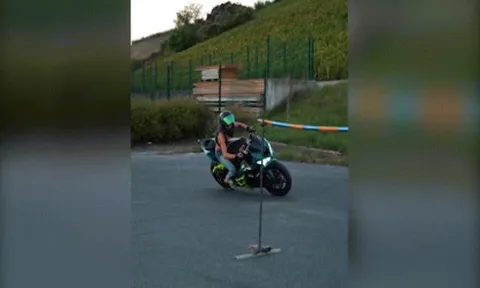 Clip: Cô gái biểu diễn drift mô tô khiến cánh mày râu ngưỡng mộ