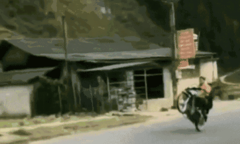 Khoe chiến tích bốc đầu xe máy lên mạng xã hội, nhóm thanh niên nhận kết đắng