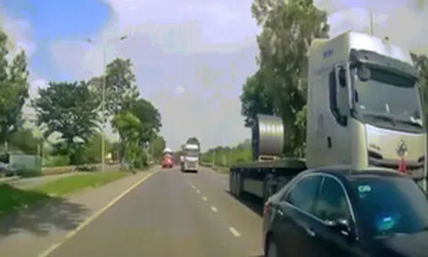 Clip: Xe container lấn làn húc ô tô văng vào lề đường