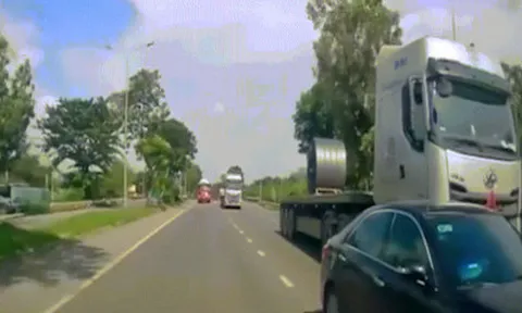 Clip: Xe container lấn làn húc ô tô văng vào lề đường