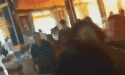 Cháy hôn trường khiến dâu - rể cùng 500 khách dự tiệc cưới bỏ chạy toán loạn