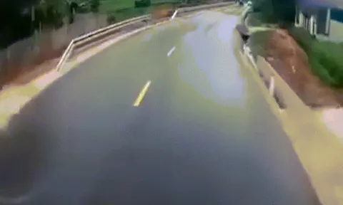 Clip: Xe tải đánh lái "chịu trận" để tránh va chạm đáng tiếc