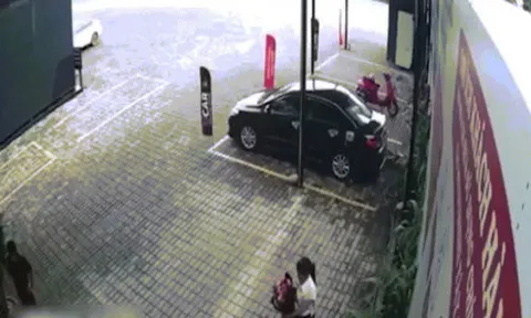 Clip: "Dở khóc dở cười" khi xe vừa ra khỏi showroom đã gặp nạn