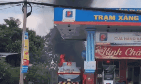 Clip: Xe bồn bốc cháy ngùn ngụt khi đang đậu trong cây xăng