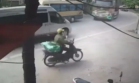 Clip: Xe ben bị "bánh mì kẹp thịt" ở khúc cua giữa xe khách và 16 chỗ