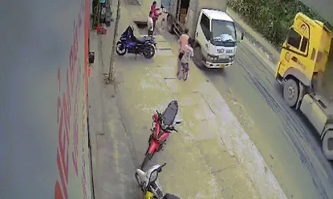 Clip: Đang trả hàng ô tô bị xe tải húc bay vài mét