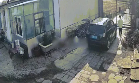 Clip: Hành động khó hiểu của tài xế ô tô với cánh cổng nhà