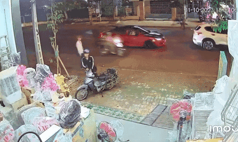 Chủ cửa hàng điện gia dụng bất lực khi thấy chiếc xe máy 'không cánh mà bay'