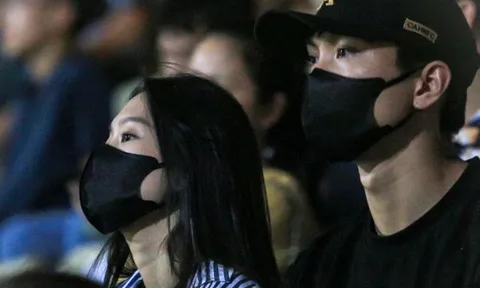 Đoàn Văn Hậu và bạn gái lộ diện trước thềm đám cưới, visual cô dâu tháng 11 qua camera thường