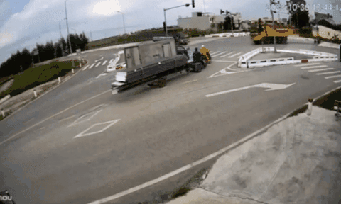 Dừng đèn đỏ ở 'ngã tư tử thần', thanh niên đi xe máy và xe ba gác gặp tình huống thót tim