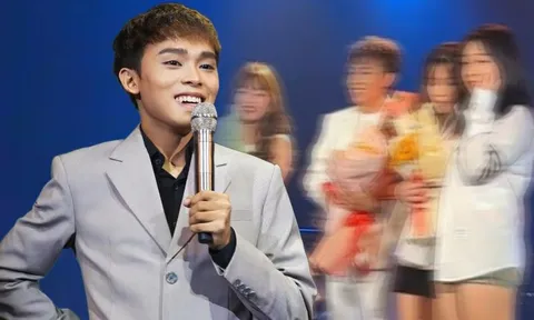 Được fan nữ lên sân khấu tặng hoa, Hồ Văn Cường 'cầu cứu' khán giả