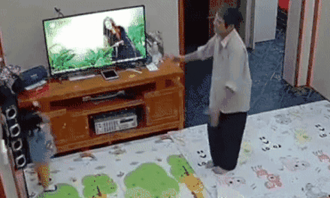 Bố mẹ đi xa gửi con gái cho ông nội, gọi điện không được liền check camera thì thấy cảnh này