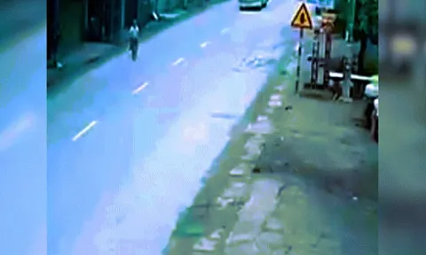 Clip: Khi "thánh liều" đi xe đạp sang đường, xe khách đánh lái vào nhà dân