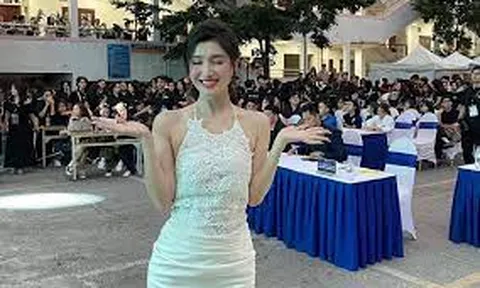 Phương Nhi về trường, tự tin khoe visual 'tiên tỷ' giữa đám đông sinh viên
