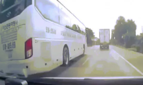 Clip: Hung thần xa lộ, xe khách nối đuôi nhau vượt ẩu suýt đâm xe bồn