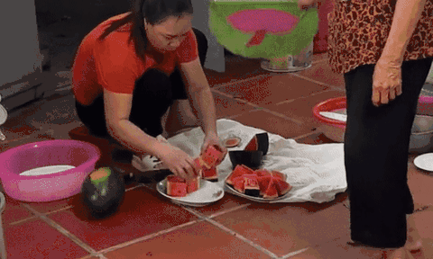 Thấy con dâu ngồi bổ dưa hấu, mẹ chồng có hành động khiến nhiều cô gái ước ao