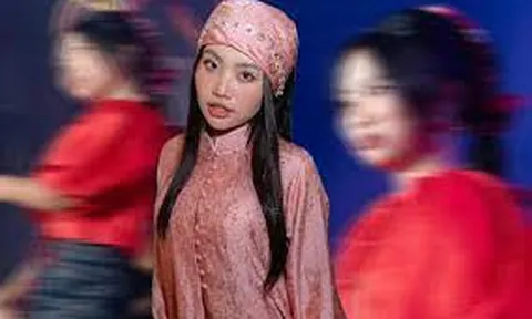 Phương Mỹ Chi bị chụp ảnh dìm khi hát trên sân khấu, dân mạng nhận xét về nhan sắc thật