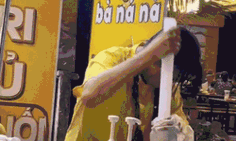 Trà chanh đắt hàng, nữ nhân viên giã tay 'bằng cả tính mạng' khiến dân tình vừa thương vừa buồn cười