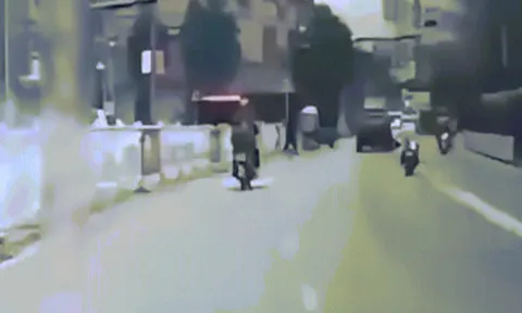 Clip: Hy hữu bé rơi xuống đường, mẹ thản nhiên lái xe không hay biết